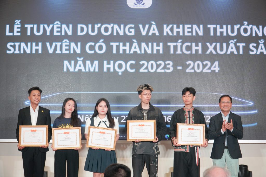 Chiều ngày 27/6/2025, tại Hội trường Vũ Đình Liên, Trường Đại học Ngoại ngữ – Đại học Quốc gia Hà Nội đã diễn ra tổ chức Lễ tuyên dương và khen thưởng dành cho 71 sinh viên Khoa Giáo dục Quốc tế có thành tích học tập xuất sắc trong năm học 2023-2024. Có tổng số 71 sinh viên ngành Kinh tế – Tài chính được khen thưởng đợt này với tổng giá trị là gần 600 triệu đồng.