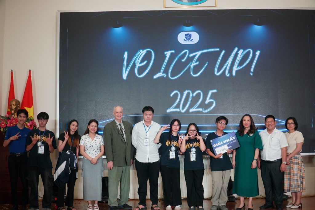 Ngày 27/06/2025, Khoa Giáo dục Quốc tế – Trường Đại học Ngoại ngữ, Đại học Quốc gia Hà Nội đã tổ chức Chung kết Cuộc thi Voice Up! 2025. Đây là sân chơi ý nghĩa dành riêng cho sinh viên Khoa Giáo dục Quốc tế nhằm khơi dậy bản lĩnh, tư duy phản biện và khả năng sử dụng tiếng Anh trong các tình huống thực tiễn. Sự kiện thu hút sự tham gia của đông đảo sinh viên Khoa.